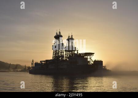 Bohrschiff im Morgennebel, Hafen Santa Cruz de Teneriffa Kanarische Inseln Spanien. Stockfoto