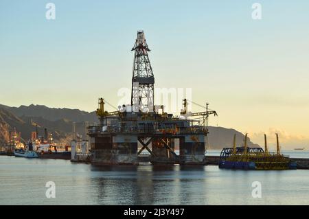 Bohrinsel Plattform im Hafen von Santa Cruz de Tenerife Kanarische Inseln Spanien. Stockfoto