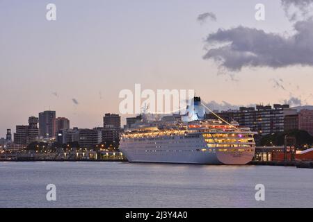 Marella Dream, ein von der britischen Marella Cruises betriebenes Kreuzschiff im Hafen von Santa Cruz de Teneriffa Kanarische Inseln Spanien. Stockfoto