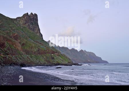 Playa de Almaciga Strand, zerklüftete Atlantikküste im Nordosten von Teneriffa Kanarische Inseln Spanien. Stockfoto