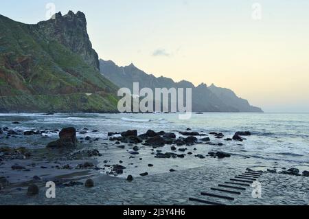 Playa de Almaciga Strand, zerklüftete Atlantikküste im Nordosten von Teneriffa Kanarische Inseln Spanien. Stockfoto