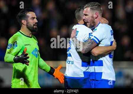 ZWOLLE - (lr) PEC Zwolle Torhüter Kostas Lamprou, Bram van Polen oder PEC Zwolle, Maikel van der Werff oder PEC Zwolle feiern den Sieg während des niederländischen Eredivisie-Spiels zwischen PEC Zwolle und AZ am 10. April 2022 im Stadion MAC3Park in Zwolle, Niederlande. ANP ED DER POL Stockfoto