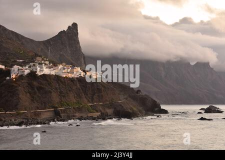 Clifftop Dorf von Almaciga im Nordosten von Teneriffa Kanarische Inseln Spanien. Am Abend bilden sich Wolken über den Anaga Mountains. Stockfoto