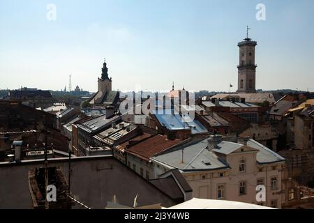 Blick auf die Dächer im Zentrum von Lemberg, Ukraine. Stockfoto