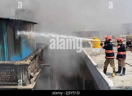 Neu-Delhi, Indien. 10. April 2022. Feuerwehrleute versuchen, einen Brand zu entfachen bei einem Torschuss am Mori Gate in Neu Delhi stürmten insgesamt 12 Feuerwehrmänner auf den Punkt, und es wurden noch keine Verletzten gemeldet. (Foto: Kabir Jhangiani/Pacific Press) Quelle: Pacific Press Media Production Corp./Alamy Live News Stockfoto