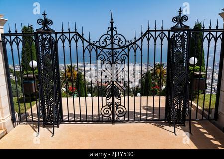 Haifa, Israel. 10. April 2022. Blick auf die Gärten des Schreins der Bab - das UNESCO-Weltkulturerbe, in dem die Überreste des Bab, des Gründers des Baha'i-Glaubens, begraben sind. Der Schrein wird durch 19 Gartenterrassen verstärkt, die sich einen Kilometer vom Fuß des Mount Carmel bis zum Gipfel erstrecken. (Foto von Lev Radin/Pacific Press) Quelle: Pacific Press Media Production Corp./Alamy Live News Stockfoto