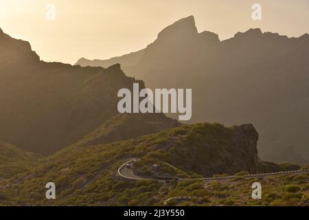 Sonne hinter vulkanischen Gipfeln der Teno Massiv (den Berg Macizo de Teno) im Nordwesten von Teneriffa Kanarische Inseln Spanien. Stockfoto