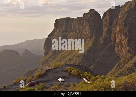 Mirador de Cherfe Aussichtspunkt, Touristen genießen den Blick über das Masca-Tal und die hohen Gipfel des Teno-Massivs im Nordwesten der Kanarischen Inseln Teneriffa. Stockfoto