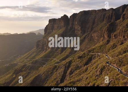 Vulkanische Gipfel des Teno-Massivs, Masca-Tal im Nordwesten von Teneriffa Kanarische Inseln Spanien. Vom Mirador de Cherfe aus gesehen. Stockfoto