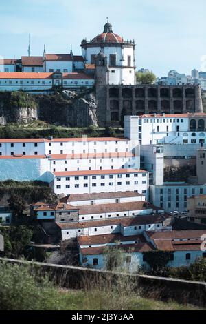 Sehen Sie die Flussküste von Vila Nova de Gaia vom historischen Zentrum von Porto, Portugal. Stockfoto