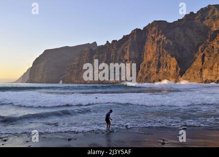 Playa de los Guios und Acantilados de Los Gigantes (Klippen der Giganten), Atlantikküste nordwestlich von Teneriffa Kanarische Inseln Spanien. Stockfoto