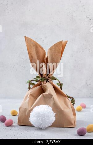 Frohe Ostern Urlaub Hintergrundkonzept. Geschenktasche für Osterhasen. Stockfoto