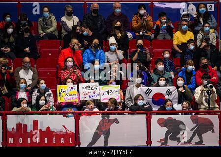 MONTREAL, KANADA - 10. APRIL: Fans und Unterstützer Südkoreas am 3. Tag der ISU-Kurzbahnweltmeisterschaften in der Maurice Richard Arena am 10. April 2022 in Montreal, Kanada (Foto: Andre Weening/Orange Picles) Stockfoto