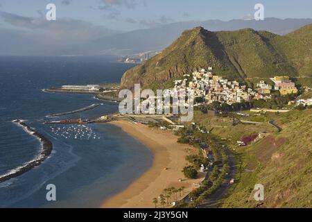 Playa de las Teresitas Strand und Dorf San Andres in den Ausläufern des Anaga-Gebirges, nordöstlich von Teneriffa Kanarische Inseln Spanien. Stockfoto