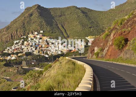 TF-121 Straße nähert sich dem Dorf San Andres in den Ausläufern des Anaga-Gebirges, nordöstlich von Teneriffa Kanarische Inseln Spanien. Stockfoto