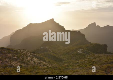 Sonne hinter vulkanischen Gipfeln der Teno Massiv (den Berg Macizo de Teno) im Nordwesten von Teneriffa Kanarische Inseln Spanien. Stockfoto