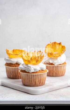 Cupcakes mit getrockneten Ananasblüten Stockfoto