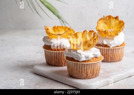 Cupcakes mit getrockneten Ananasblüten Stockfoto