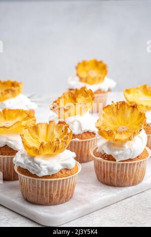 Cupcakes mit getrockneten Ananasblüten Stockfoto