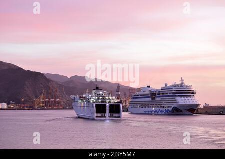 Kreuzschiffe im Hafen von Santa Cruz de Teneriffa im Morgengrauen mit Anaga-Bergen im Hintergrund, Kanarische Inseln Spanien. Stockfoto