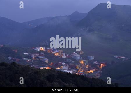 Vega de las Mercedes Dorf mit bunten Häusern in der Dämmerung, Nebel bildet sich in den Bergen von Anaga, nordöstlich von Teneriffa Kanarische Inseln Spanien. Stockfoto