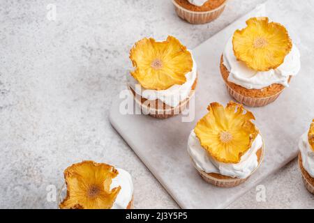 Cupcakes mit getrockneten Ananasblüten Stockfoto