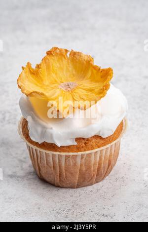 Cupcakes mit getrockneten Ananasblüten Stockfoto