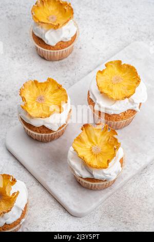 Cupcakes mit getrockneten Ananasblüten Stockfoto