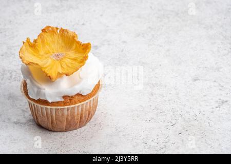 Cupcakes mit getrockneten Ananasblüten Stockfoto