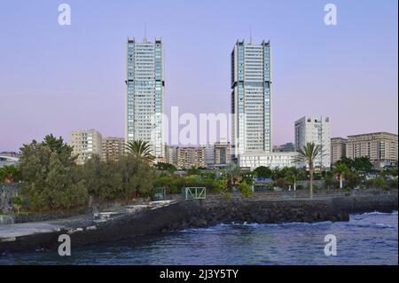 Torres de Santa Cruz, moderne Wohngebäude mit zwei Türmen in Santa Cruz de Teneriffa Kanarische Inseln Spanien. Stockfoto