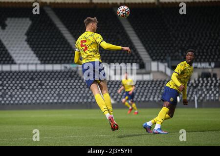 Derby, Großbritannien. 10. April 2022. Caleb Taylor #33 von West Bromwich Albion führt den Ball zurück in die Box Credit: News Bilder /Alamy Live News Stockfoto