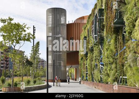 Palacio de Congresos Europa - modernes Kongresszentrum Fassade mit vertikalem Garten und grüner Landschaft in Vitoria-Gasteiz Spanien. Stockfoto