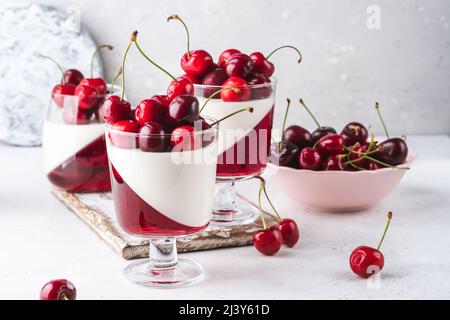 panna Cotta mit Kirschgelee Stockfoto