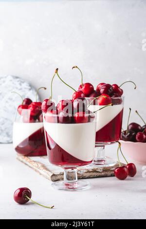 panna Cotta mit Kirschgelee Stockfoto