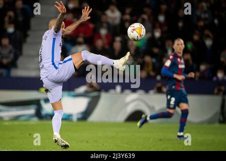 Valencia, Spanien, 10. April 2022. Der Mittelfeldspieler Dani Alves des FC Barcelona beim Spiel in der La Liga zwischen Levante ud und dem FC Barcelona. Foto von Jose Miguel Fernandez /Alamy Live News ) Stockfoto
