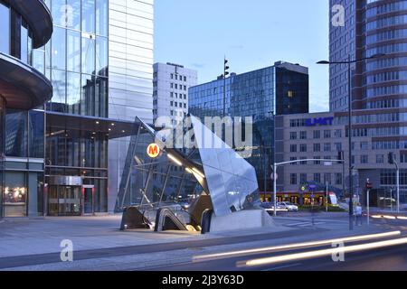 Moderne Rondo ONZ U-Bahn-Station Eingang und Gewerbeimmobilien in der Dämmerung in Warschau Polen. Stockfoto