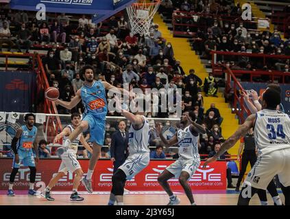 Zu viele Fehler bei Freiwürfen, Senk Gevi Napoli Basket, der mit Germani Brescia für 68-70 verliert.Ein sehr geringer Prozentsatz an Freiwürfen verurteilt Gevi Napoli Basket, gegen einen Germani Brescia zu schlagen, der sein Spiel gespielt hat. Außerdem nimmt Marini in den letzten 18 Sekunden nach dem Ende, auf der Punktzahl von 68-69 McDuffie den Sieg geschossen, der jedoch auf dem Eisen aufgedruckt ist, es zurück und steigt in den Korb, Aber leidet an einem offensichtlichen Foul, nicht von den Schiedsrichtern erkannt und erkennt den Korb nicht und trotz der eindringenden Anfragen von der Bank und von den Gevi-Spielern, vom Instant Replay Stockfoto