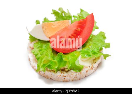 Reiskuchen-Sandwich mit Tomaten, Salat und Ei - isoliert auf Weiß. Einfaches Frühstück. Diät-Essen. Schnelle und gesunde Sandwiches. Knäckebrot mit leckerer Füllung. Gesunde Ernährung Snack - Isolation Stockfoto