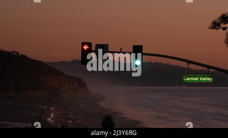 Ampeln, pacific Coast Highway 1, Torrey Pines State Beach, Del Mar, San Diego, Kalifornien, USA. Küstenstraße Reise Ferien. Roadtrip am Meer, Autobahn 101. Carmel Valley Schild, Dämmerung Stockfoto