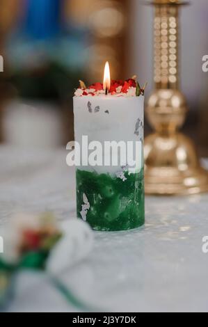 Traditionelle Hochzeitskronen in der Kirche. Kerzen in der Kirche bereit für die Hochzeit Stockfoto