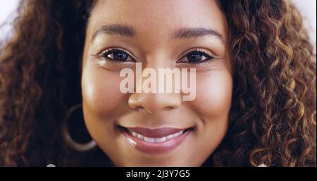 Der Erfolg kommt mir natürlich zu. Eine kurze Aufnahme einer jungen, schönen Geschäftsfrau in einem modernen Büro. Stockfoto