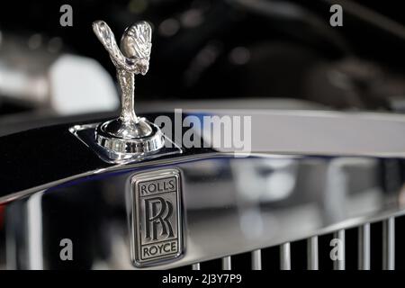 Polen, Poznan - 08. April 2022: Nahauffangzeichen des Rolls Royce-Logos auf dem Auto Haubenornament auf einem Oldtimer von Rolls Royce. Rolls-Royce ist ein britischer Luxus-C Stockfoto