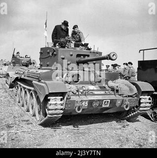 Winston Churchill im zweiten Weltkrieg Winston Churchill prüft ein Cromwell Mk IV tank Nr. 2 Squadron, 2 (gepanzerte Aufklärer) Bataillon, Welsh Guards, Pickering in Yorkshire, 31. März 1944. Der Tank wird mit dem Namen 'Blenheim'. Der Tank wurde der Berg von Major John Ogilvie Spencer, befehlen Nr. 2 Geschwader, und später in Belgien am 9. September 1944 getötet. Stockfoto