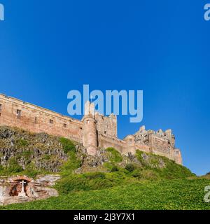 Marmorkreuz-Kriegsdenkmal in den Mauern von Bamburgh Castle an der Nordostküste Englands, bei dem Dorf Bamburgh in Northumberland Stockfoto