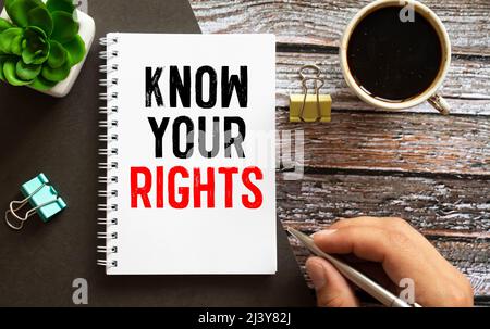 Know Your Rights Text auf der Notizbuchseite, roter Bleistift rechts. Motivierendes Konzeptbild. Stockfoto
