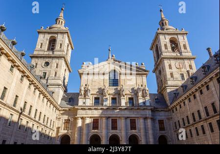 Statuen biblischer Heiliger an der Fassade der königlichen Stätte von San Lorenzo de El Escorial, einem königlichen Palast, Kloster, Museum und Schule, in der Nähe von Madrid Stockfoto