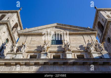 Statuen biblischer Heiliger an der Fassade der königlichen Stätte von San Lorenzo de El Escorial, einem königlichen Palast, Kloster, Museum und Schule, in der Nähe von Madrid Stockfoto