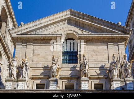 Statuen biblischer Heiliger an der Fassade der königlichen Stätte von San Lorenzo de El Escorial, einem königlichen Palast, Kloster, Museum und Schule, in der Nähe von Madrid Stockfoto