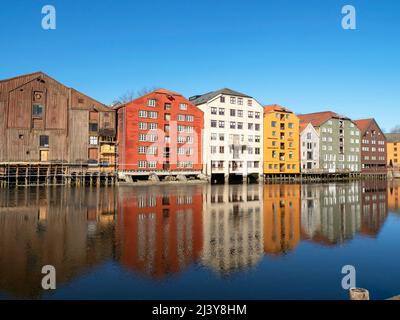 Traditionelle Häuser am Fluss Nidelva in Trondheim, Norwegen Stockfoto