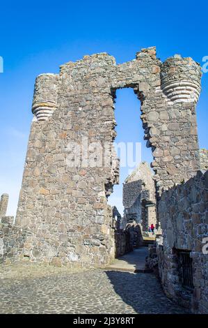 Das berühmte Dunluce Castle (Torhaus) ruiniert an einem sonnigen Tag. Stockfoto